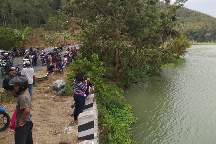 Warga melihat lokasi kecelakaan truk yang tenggelam di Sungai Serayu Desa Tambaknegara, Kecamatan Rawalo, Kabupaten Banyumas, Jawa Tengah, Minggu (29/9/2919).