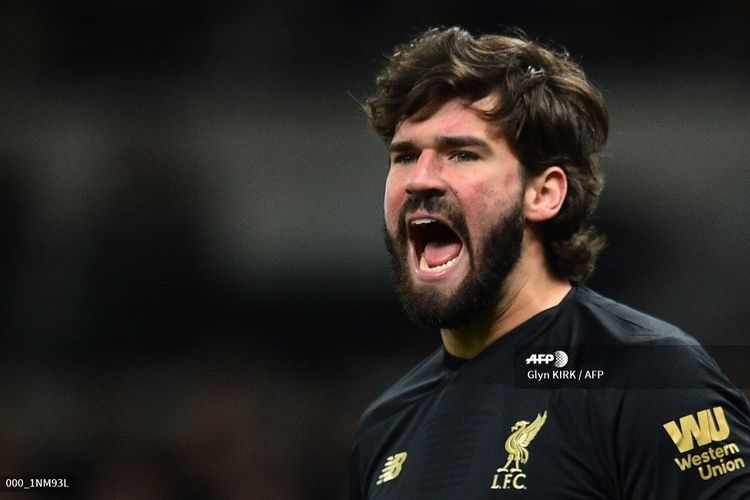 Kiper Liverpool, Alisson, memberikan instruksi di pertandingan kontra Tottenham pada laga lanjutan Liga Inggris di Tottenham Stadium, Minggu (12/1/2020) dini hari WIB.
