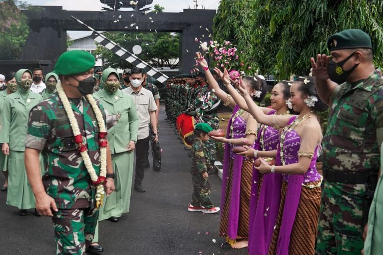 Kepala Staf Angkatan Darat (KSAD) Jenderal TNI Dudung Abdurachman mengunjungi Markas Batalyon Infanteri (Yonif) 400/Banteng Raider, Semarang, Jawa Tengah, Kamis (9/12/2021). 