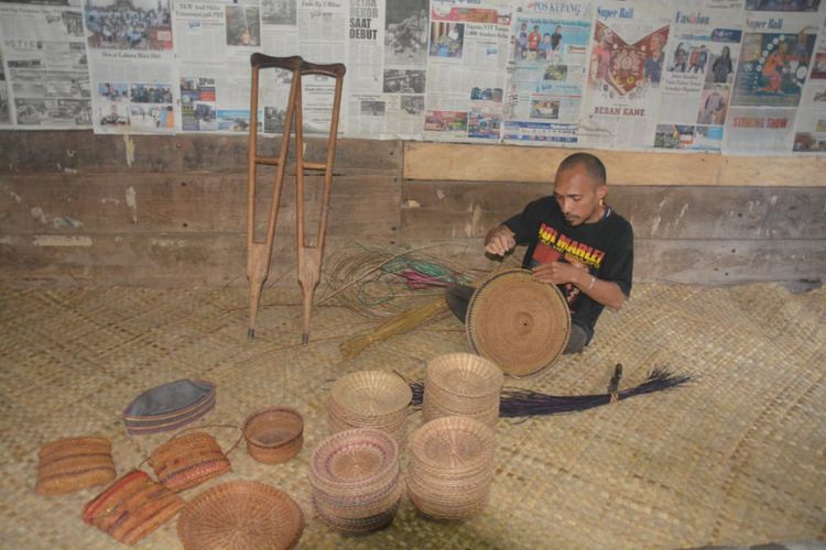 Foto : Yenti Selus, penyandang disabilitas asal Kampung Parang, Desa Golo Ndele, Kecamatan Kota Komba, Kabupaten Manggarai Timur, NTT saat menganyam kerajinan tangan dari rotan, Senin (29/6/2020).