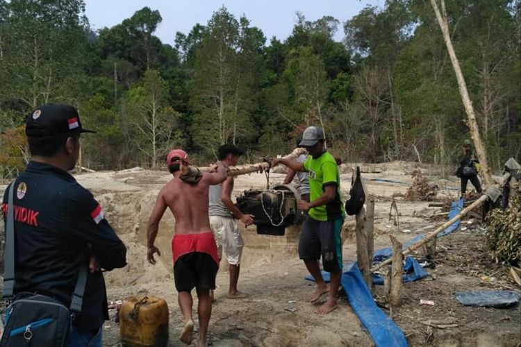 Sejumlah peralatan tambang diangkut petugas saat penertiban di perbukitan Menumbing, Bangka Barat.