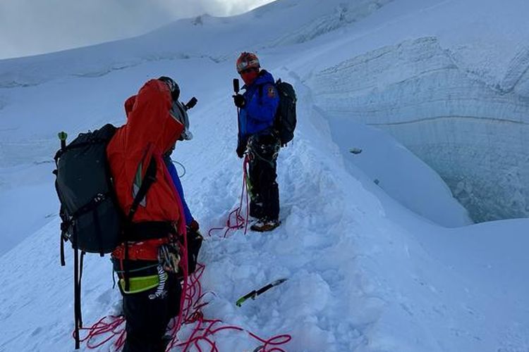 Nasib baik belum memihak empat pendaki dari Perhimpunan Penempuh Rimba dan Pendaki Gunung (Wanadri) dalam menyelesaikan misi ekspedisi Trilogi Alpen. Sebab, mereka belum berhasil mencapai puncak Mont Blanc yang memiliki ketinggian 4.807 mdpl karena faktor cuaca. Terlihat di kanan pendaki itu ada celah gletser.