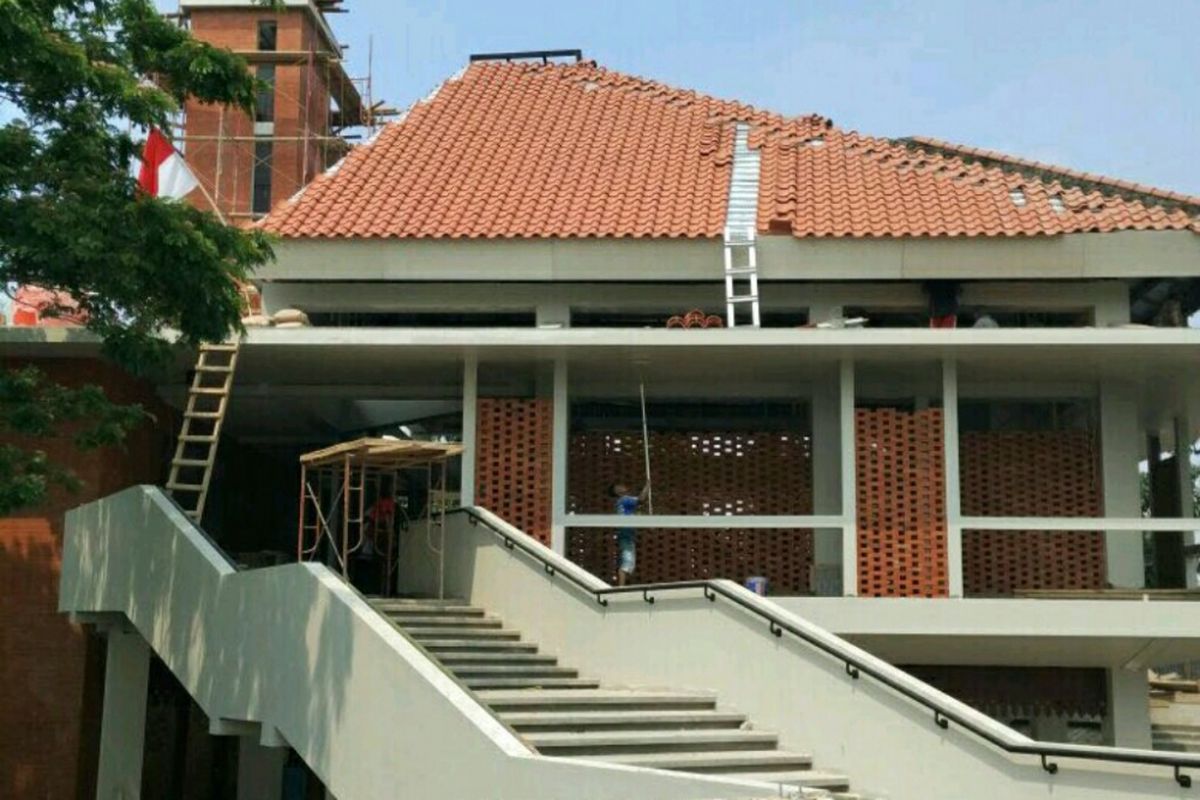 Tangga Masjid Jami Al-Mubarokah yang telah selesai dibangun, Senin (4/9/2017).