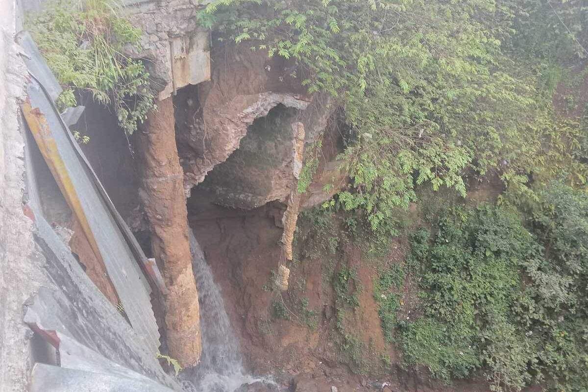 Salah satu pilar jembatan lembah dieng di Kota Malang, Jawa Timur terpantau ambrol.