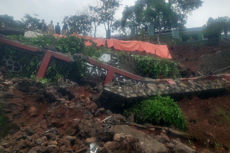 Tebing setinggi 8 meter dengan lebar 20 meter SDN Peusar di Sumedang Selatan, Sumedang, Jawa Barat, Senin (27/1/2020) sore. AAM AMINULLAH/KOMPAS.com