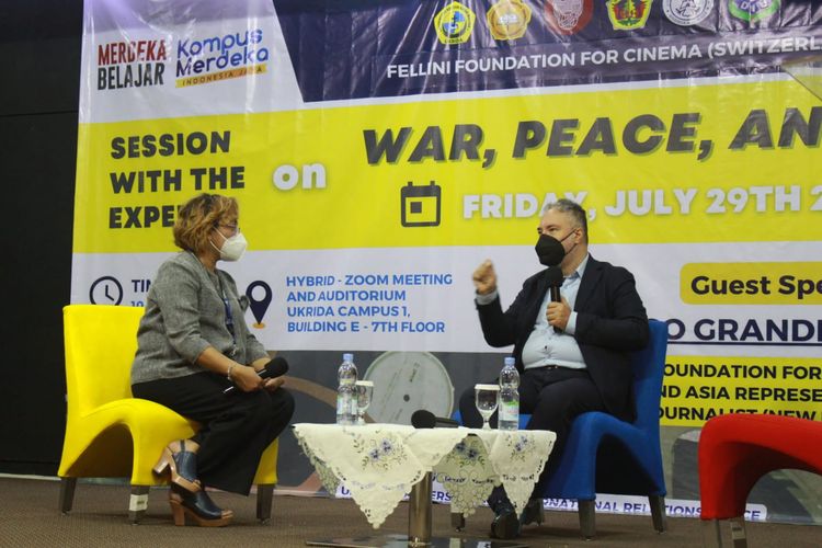 Fakultas Ilmu Sosial dan Humaniora, Program Studi Sastra Inggris Universitas Kristen Krida Wacana (Ukrida) menggelar seminar War, Peace, and Cinema yang digelar secara hibrid pada Jumat, 29 Juli 2022.