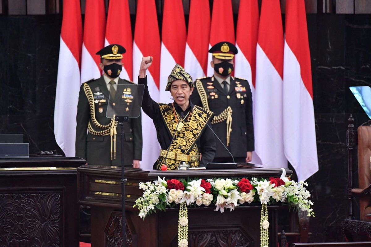 Presiden Joko Widodo mengenakan baju adat dari Pulau Sabu Nusa Tenggara Timur saat memberikan pidato dalam rangka penyampaian laporan kinerja lembaga-lembaga negara dan pidato dalam rangka HUT ke-75 Kemerdekaan RI pada acara sidang Tahunan MPR dan Sidang bersama DPR-DPD di Komplek Parlemen, Senayan, Jakarta Pusat, Kamis (14/8/2020).