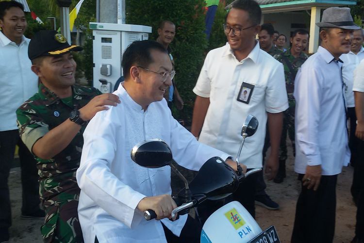 Wakil Bupati Belitung, Isyak Meirobie saat menggunakan motor listrik di Pulau Seliu, Rabu (22/5/2019).