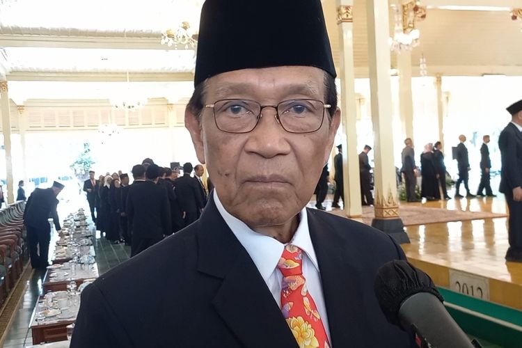 Gubernur DIY Sri Sultan HB X saat ditemui setelah pelantikan Penjabat Bupati Kulon Progo dan Penjabat Wali Kota Yogyakarta jelaskan tugas-tugas yang harus segera diselesaikan, Rabu (22/5/2024)