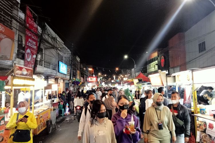 Suasana kulineran malam di Pasar Lama Tangerang.