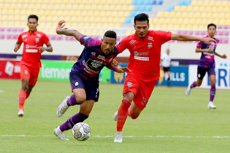 Pemain RANS Nusantara FC Wander Luiz dijaga ketat pemain Borneo FC saat pertandingan pekan ke-16 Liga 1 2022-2023 yang berakhir dengan skor 0-0 di Stadion Manahan Solo, Senin (19/12/2022) sore.