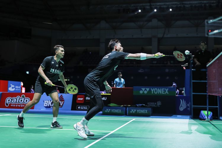 Fajar Alfian/Muhammad Rian Ardianto saat melawan Goh Sze Fei/Nur Izzuddin (Malaysia) pada perempat final Korea Open 2023 di Jinnam Stadium, Jumat (21/7/2023). Fajar/Rian menang 21-9, 23-21. Terkini, Fajar/Rian singkirkan Kang Min-hyuk/Seo Seung-jae (Korea Selatan) pada semifinal Korea Open 2023 dan lolos ke final untuk bertemu Rankireddy/Shetty. Di final, Fajar/Rian kalah dari Rankireddy/Shetty. Setelah ini, Fajar/Rian bakal mentas di Japan Open 2023.