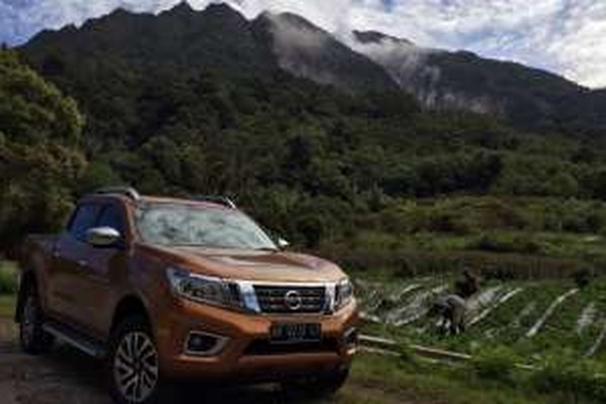 Nissan All-New Navara dengan latar belakang Gunung Sibayak, di Sumatera Utara.