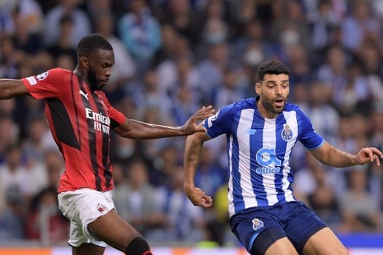 Mehdi Taremi (kanan) berduel dengan Fikayo Tomori dalam pertandingan Liga Champions FC Porto vs AC Milan yang digelar di Stadion Do Dragao pada 19 Oktober 2021.