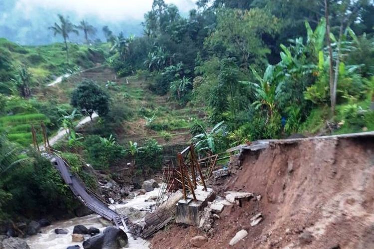 Kondisi jembatan di Kecamatan CIdaun, Kabupaten Cianjur, Jawa Barat, yang ambruk, Kamis (21/1/2021) petang akibat hujan deras.