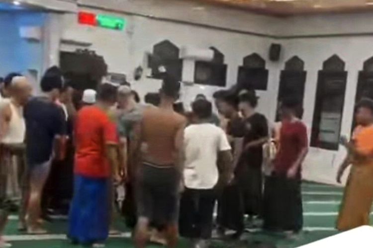 Puluhan warga mengamankan ODGJ di dalam masjid di wilayah Sampang 
