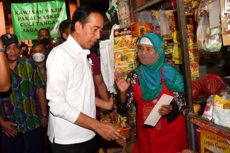 Presiden Jokowi saat berkunjung ke Pasar Senyul, Minggu (8/1/2023)