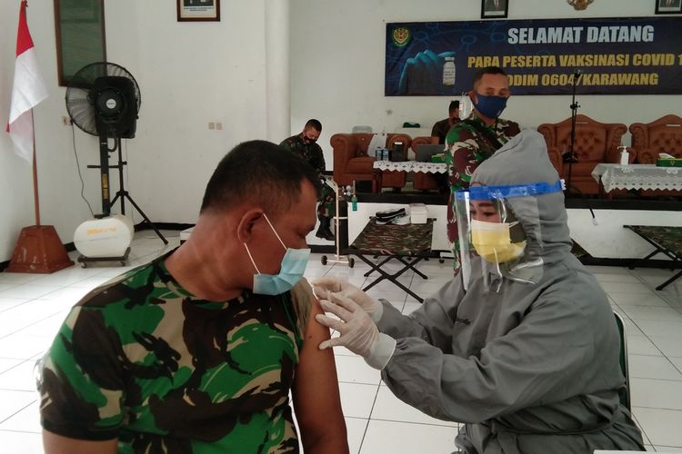 Seorang personel TNI mengikuti vaksinasi Covid-19 di Aula Makodim 0604 Karawang, Selasa (2/3/2021).