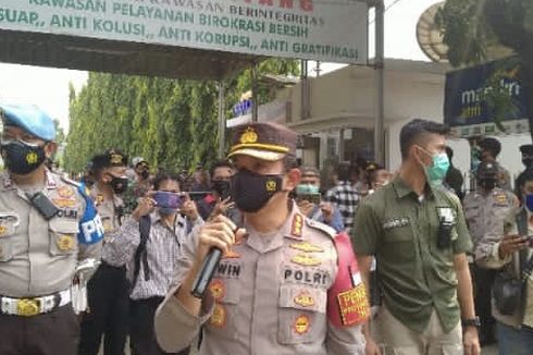 Simpatisan Rizieq Shihab Datang ke PN Jaktim, Polisi Minta Tak Berkumpul dan Tonton Sidang Online