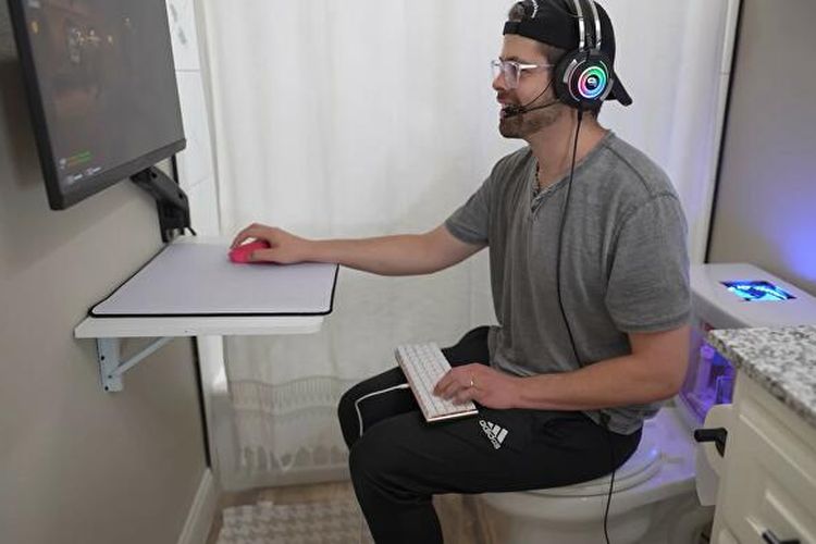 Nick Zetta terlihat sedang memainkan game Counter-Strike: Global Offensive di PC toilet bikinannya.