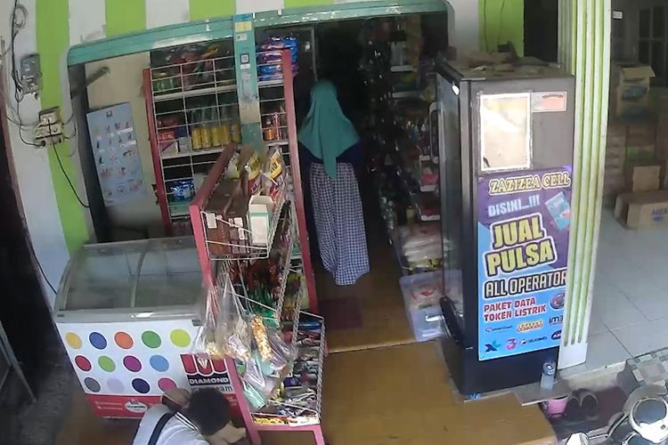 Tangkapan layar video anak kecil diciumi seorang pria, yang diketahui berada di sebuah toko di Desa Mriyunan, Kecamatan Sidayu, Gresik. 