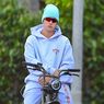Justin Bieber Pakai Off-White X Air Jordan Langka Saat Bersepeda