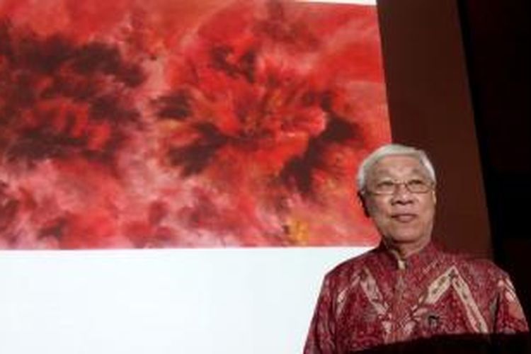 R. Sidik W. Martowidjojo, maestro pelukis Indonesia bersama salah satu lukisan karyanya yang dipamerkan di Louvre, Paris, Perancis. 