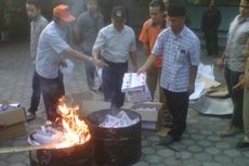 KPUD Kediri Bakar Kertas Suara Rusak