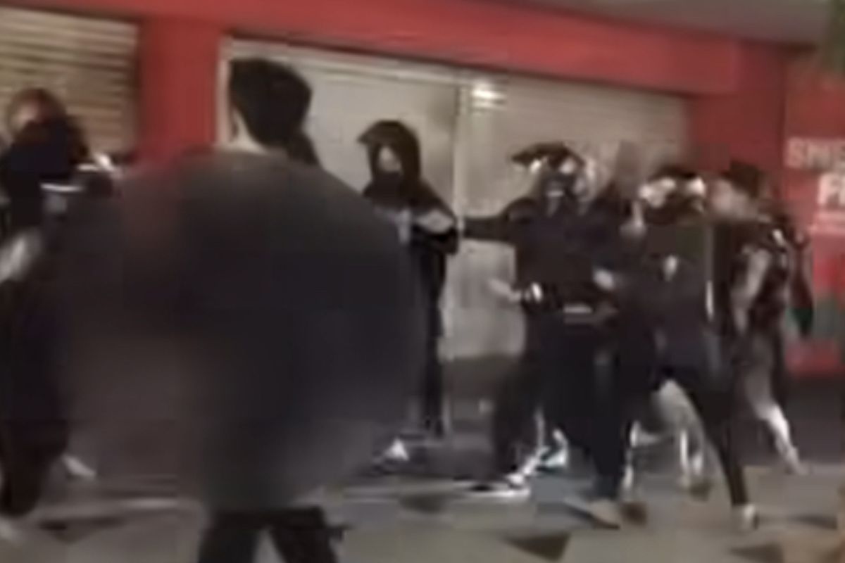 Aksi pengeroyokan di Jalan Tunjungan, Surabaya, Minggu (14/1/2024).