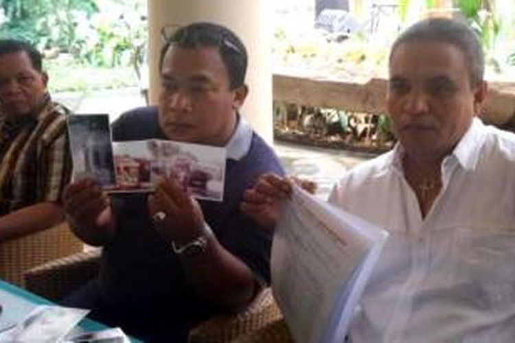 Yosep dan warga Srondol Kulon menunjukkan berkas gugatan. Mereka adalah warga korban penggusuran oleh TNI yang mengajukan gugatan ke PN Semarang, Rabu (26/8/2015). 
