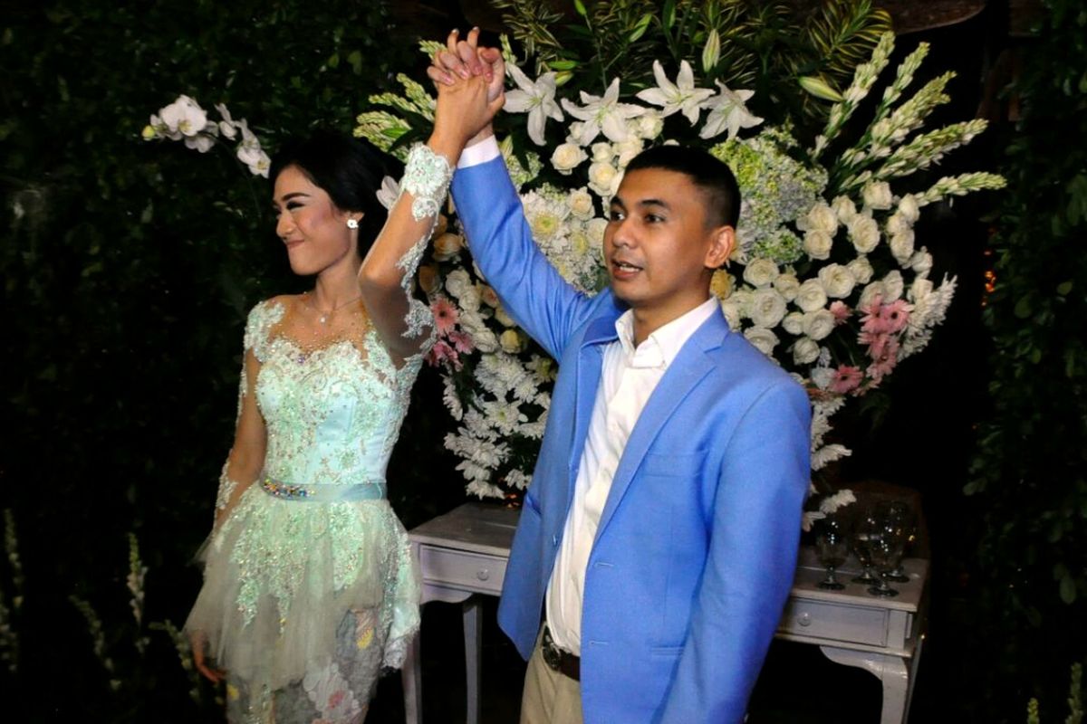 Komika Raditya Dika bersama tunangannya, Annisa Aziza dalam jumpa pers di Plataran Dharmawangsa, Jakarta Selatan, Jumat (8/12/2017).