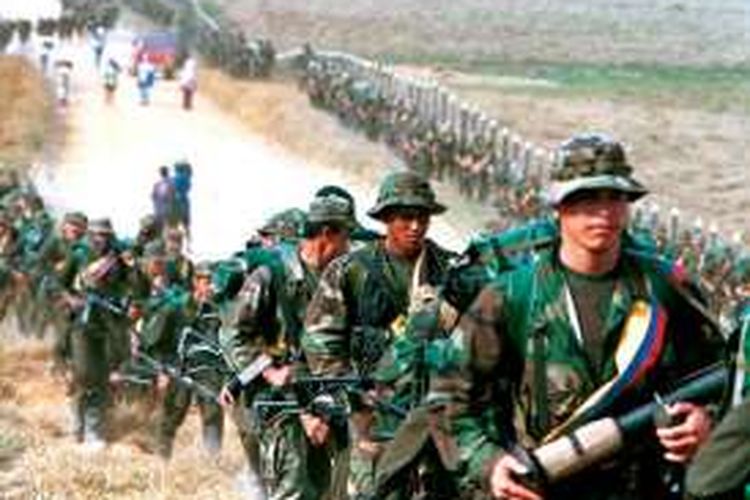 Barisan ribuan tentara Kolombia saat memburu pemberontak komunis FARC.