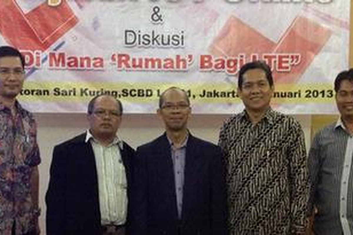 Narasumber acara diskusi "Di Mana Rumah bagi LTE Dari kiri ke kanan: Peneliti ICT Institue Heru Sutadi, pemerhati teknologi Gunawan Wibisono dari Fakultas Teknik Universitas Indonesia, Ridwan Effendi dari BRTI, Director Engagement Practice Ericsson Indonesia Rustam Effendie, dan penyelenggara acara Arif Pitoyo