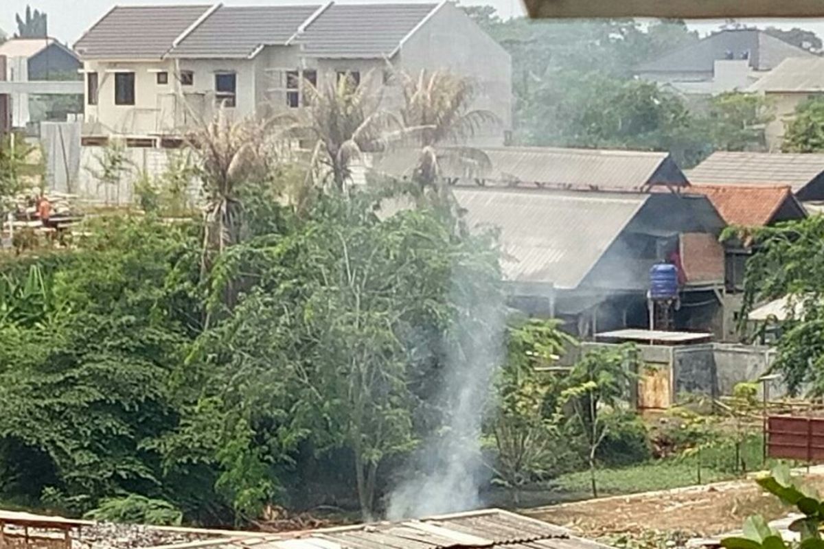 Suasana TPA ilegal di Kemuning 3, Pamulang Barat, Tangerang Selatan yang sedang membakar sampah
