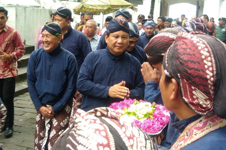 Ketua Umum Gerindra Prabowo Subianto (tengah) berkunjung ke makam Raja Imogiri, Bantul, DI Yogyakarta, Senin (13/11/2017).