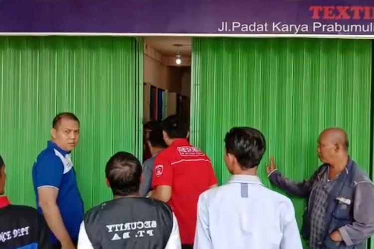 Warga dan polisi mendatangi Toko Tekstil Zahwa di Jalan Padat Karya Kecamatan Prabumulih Timur Prabumulih setelah terjadi persitiwa perampokan dan penyekapan terhadap penjaga toko dan seorang bayi anak pemilik toko pada Kamis (20/2/2020) pagi.