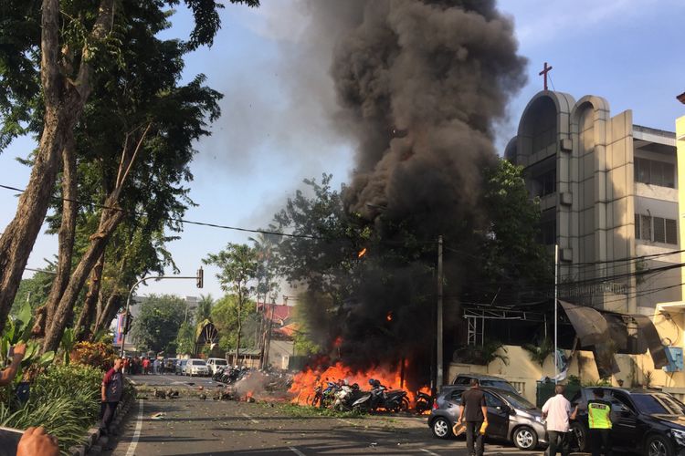 Sejumlah sepeda motor terbakar sesaat setelah terjadi ledakan di Gereja Pantekosta Pusat Surabaya (GPPS), Surabaya, Jawa Timur, Minggu (13/5). Ledakan terjadi di tiga lokasi di Surabaya, yakni di Gereja Kristen Indonesia (GKI), Gereja Pantekosta Pusat Surabaya (GPPS), dan Gereja Katolik Santa Maria Tak Bercela, pada waktu yang hampir bersamaan. ANTARA FOTO/HO/HUMAS PEMKOT-Andy Pinaria/MA/kye/18