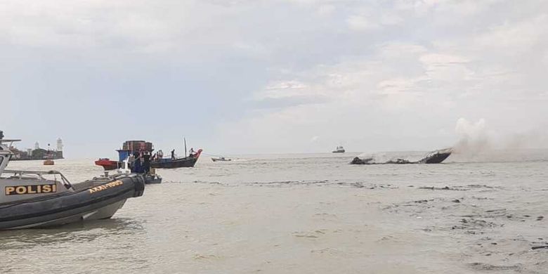 Kapal Takong Hiu milik Badan Pengelola Perbatasan Kabupaten Karimun, Kepulauan Riau (Kepri) terbakar pada Kamis (23/07/2020). 