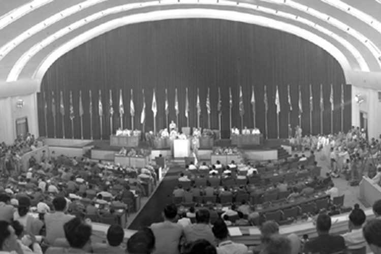 Konferensi Asia Afrika 1955 di Gedung Merdeka Bandung sebagai bukti peran Indonesia dalam upaya menciptakan perdamaian dunia.