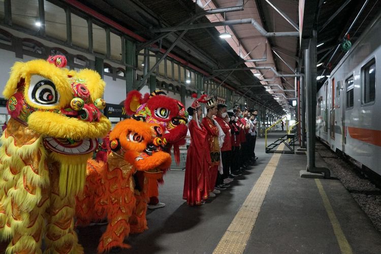 Barongsai bersama petugas kereta api saat Tahun Baru Imlek 2023