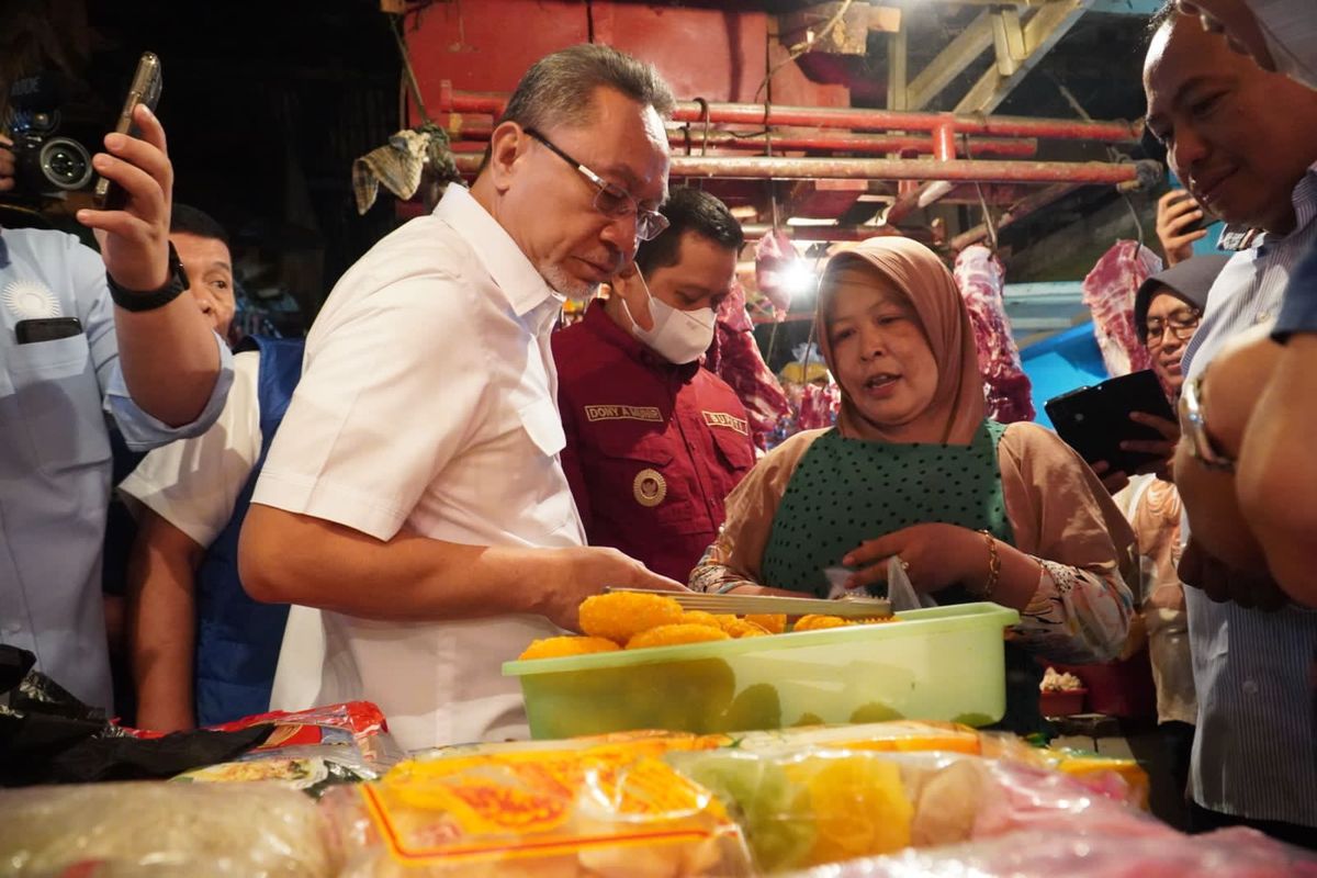 Menteri Perdagangan Zulkifli Hasan memantau harga barang kebutuhan pokok di pasar tradisional di Pasar Tanjungsari, Sumedang, Jumat (11/11/2022).