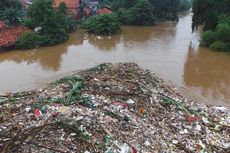 Sampah Menumpuk di Jembatan Rawajati, Rumah Hanya Tampak Atapnya
