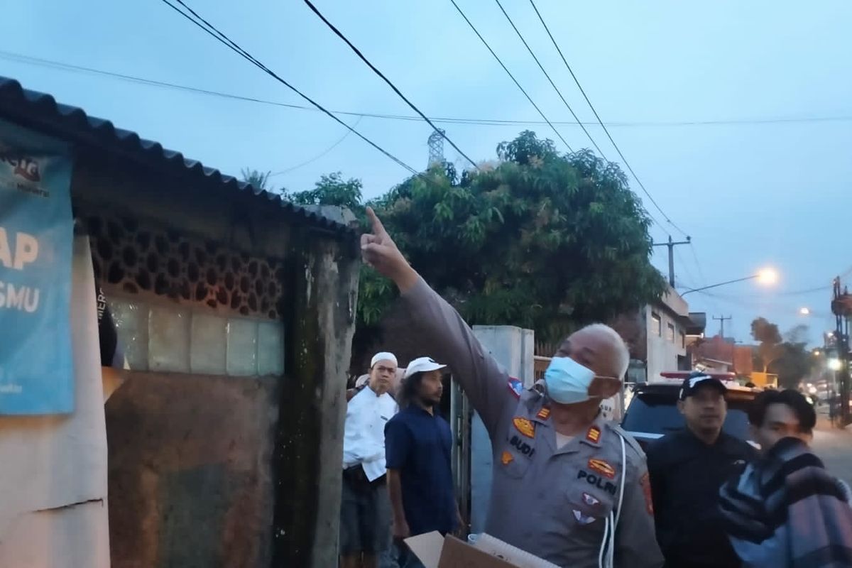 Polisi melakukan olah TKP di lokasi tewasnya pelajar yang tersengat listrik di Kecamatan Margaasih, Kabupaten Bandung, Jawa Barat, Minggu (2/6/2024).