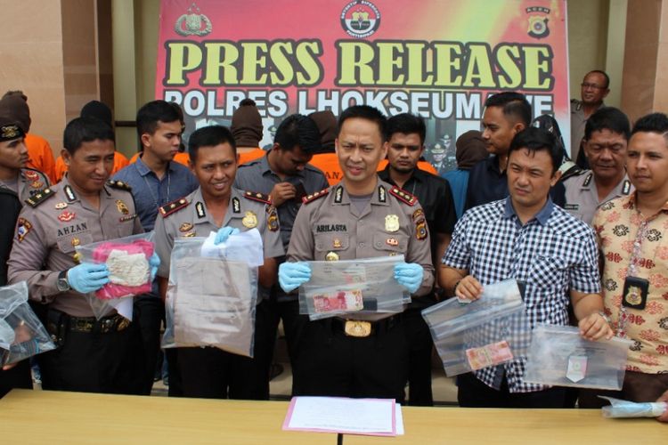 Polisi memperlihatkan barang bukti hasil penangkapan kasus pelacuran di Mapolres Lhokseumawe, Senin (27/3/2018).