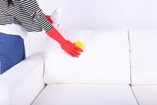 Cara Membersihkan Sofa Kulit Berwarna Putih agar Terlihat Seperti Baru