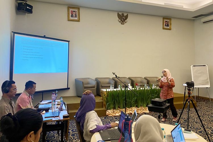 Ketua Umum Kalyanamitra Listyowati, saat memberikan sambutan dalam Diskusi Publik bertema Evaluasi Pemilu Serentak 2024: Distorsi Keterwakilan Perempuan dan Meningkatnya Kekerasan Terhadap Perempuan oleh Penyelenggara Pemilu, di Jakarta, Senin (1/7/2024).