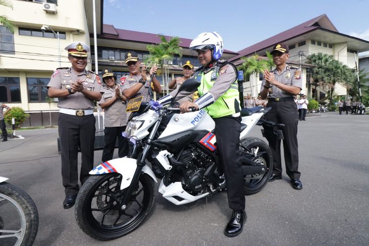 Ipda Tatang tengah menunggangi sepeda motor dinas barunya hasil pemberian Kapolda Kalbar Irjen Pol Didi Haryono, Rabu (15/5/2019)