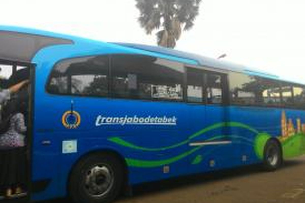 Bus transjabodetabek jurusan Ciputat-Blok M.