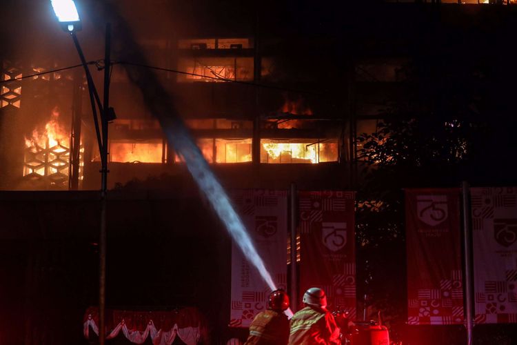 Kebakaran di Gedung Kejaksaan Agung, Jalan Sultan Hasanudin Dalam, Kecamatan Kebayoran Baru, Jakarta Selatan, Sabtu (22/8/2020) malam. Hingga saat ini, 31 unit pemadam kebakaran dan 135 personel diterjunkan untuk memadamkan api.