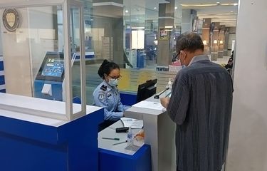 Seorang pemohon paspor mengambil nomor antrian di Kantor Imigrasi Kelas I Khusus Medan pada Rabu (27/4/2022) pagi.